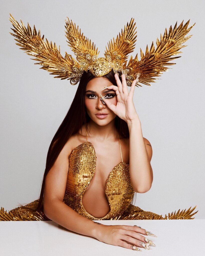 Baile da Vogue 2026: Giullia Buscaccio impressiona com produção dourada de 7 mil cristais aplicados manualmente