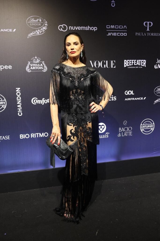 Baile da Vogue 2026: Luiza Brunet brilha com look vintage no tapete vermelho