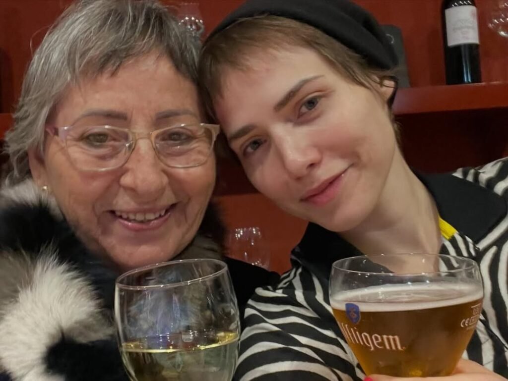 Leticia Colin surge em cliques raros com a mãe e surpreende web com comparação inusitada: ‘Igual’