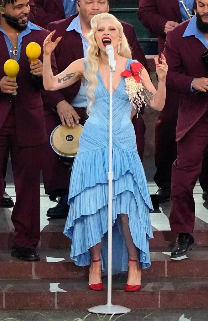 Lady Gaga celebra Porto Rico com look icônico no intervalo do Super Bowl 2026