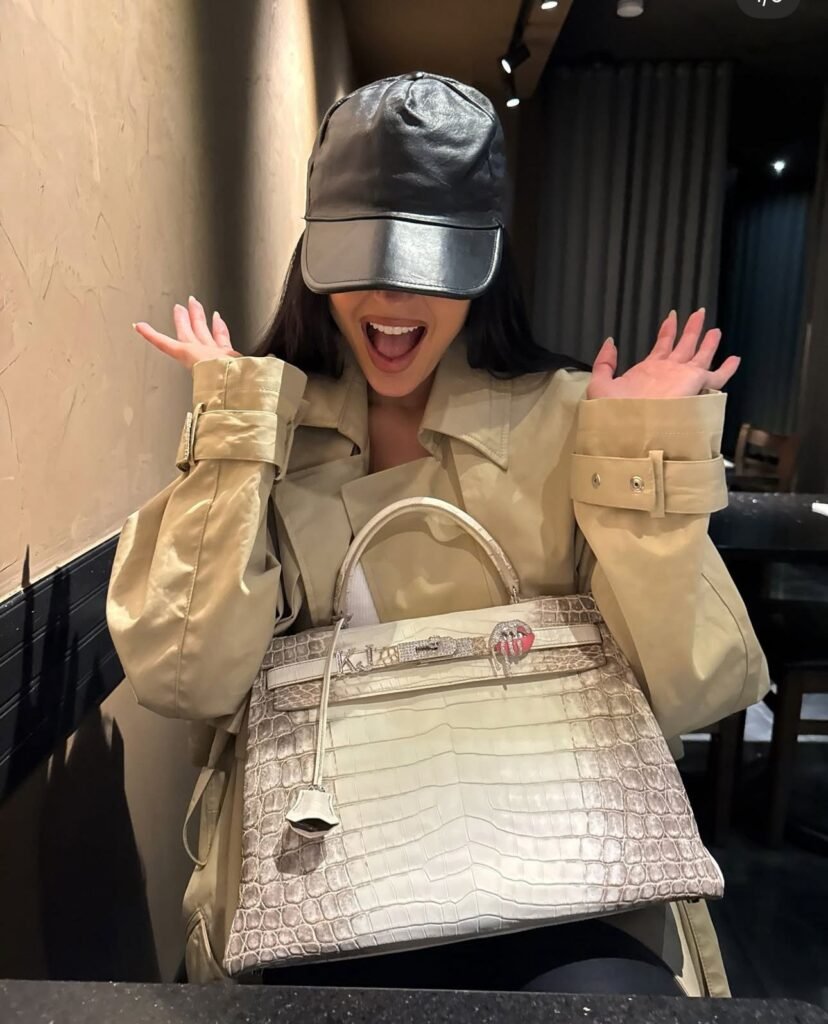 Kylie Jenner se presenteia com pingente de bolsa de R$ 25 mil