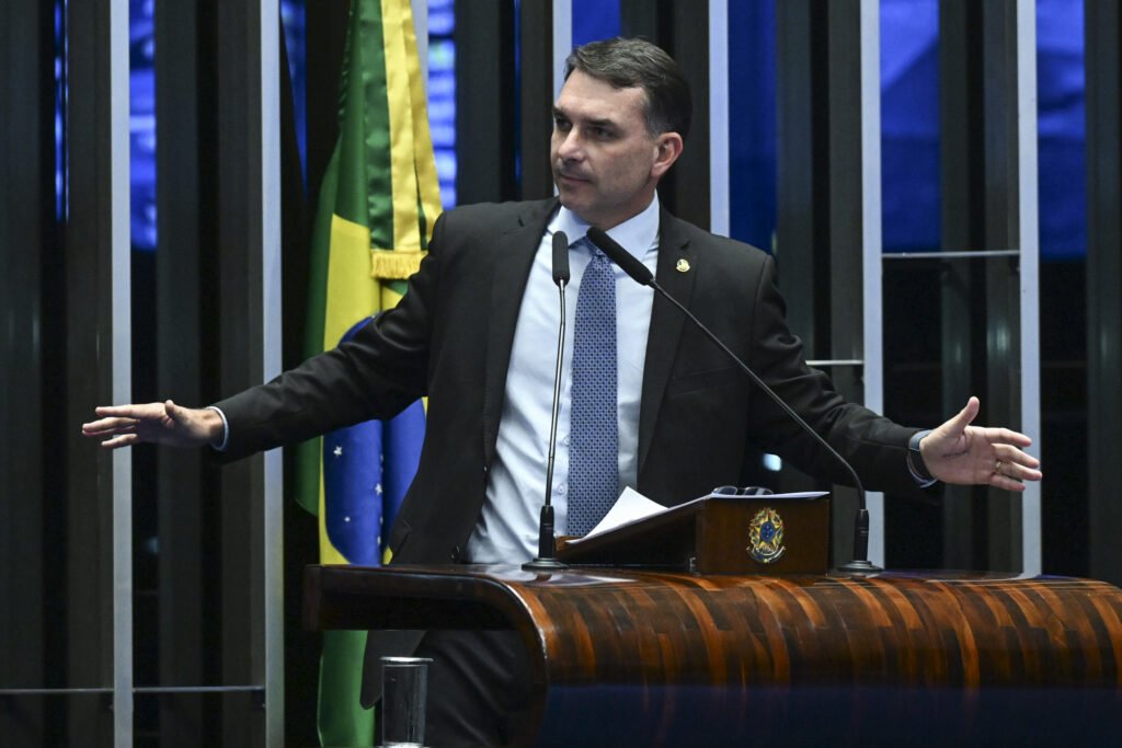 Flávio Bolsonaro protocola PEC pelo fim da reeleição para presidente