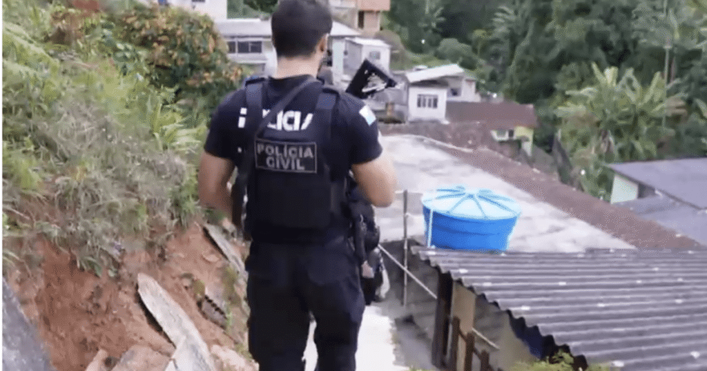 Policiais suspeitos de extorquir membros do CV são alvos de operação no Rio