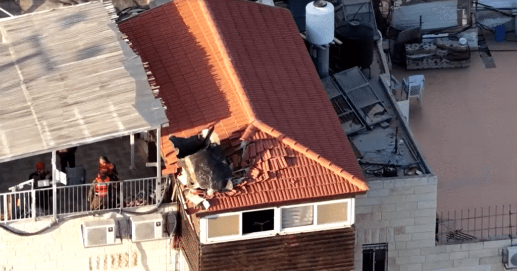 Destroços de míssil atingem área residencial em Jerusalém Oriental