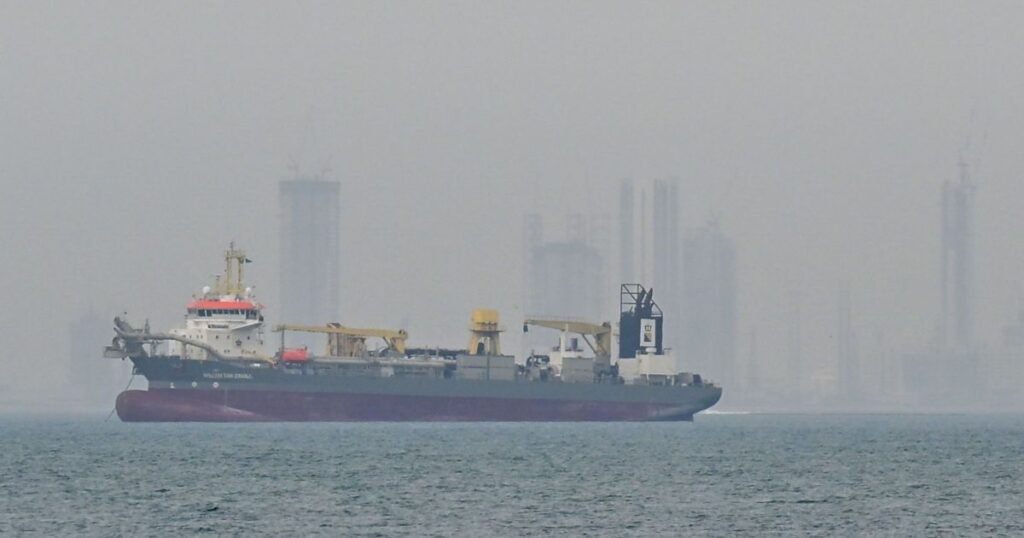 Petroleiro do Kuwait ancorado em Dubai é atingido por ataques iranianos