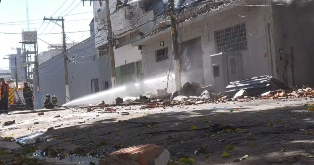 Incêndio no centro de São Paulo deixa ao menos três imóveis destruídos