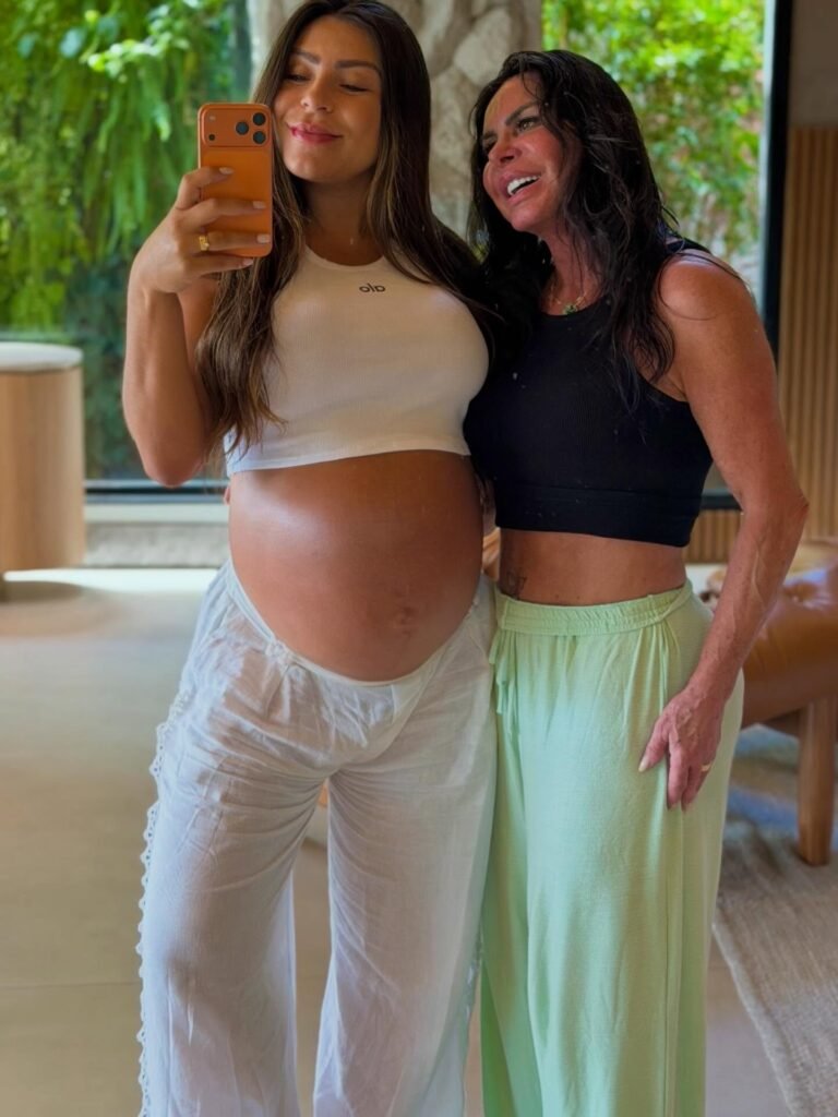 Na reta final da gestação, Andressa Miranda posa sorridente com a sogra Gretchen