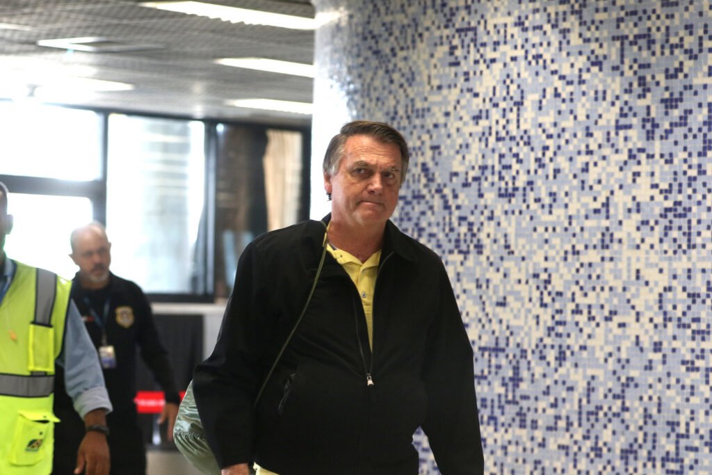 Bolsonaro é internado em UTI em Brasília com broncopneumonia