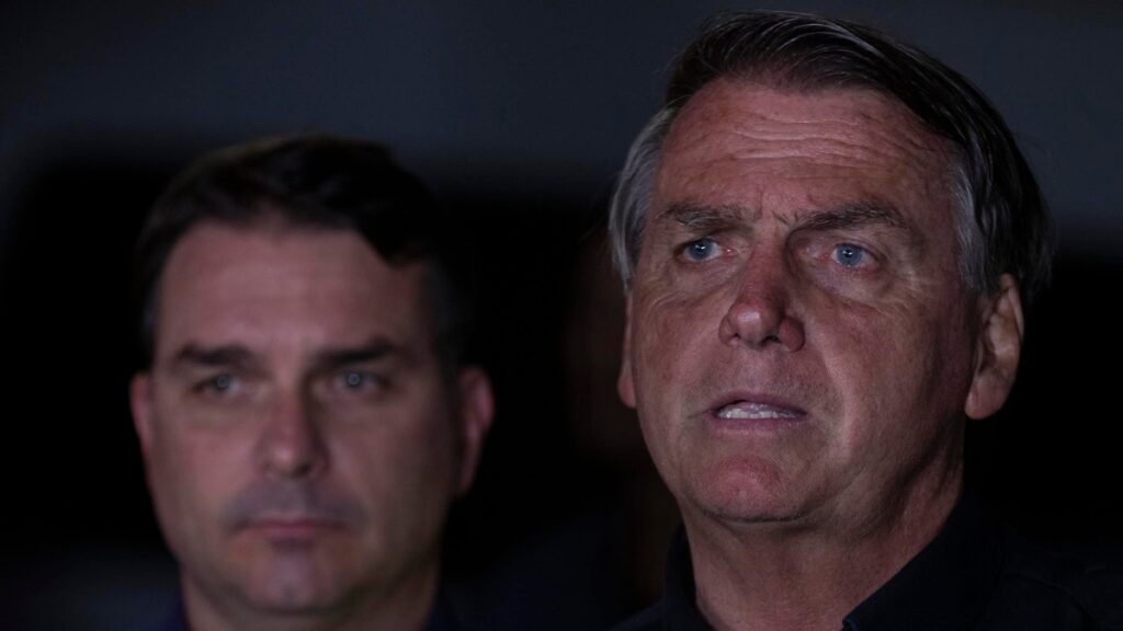 “Teu pai escapou por pouco”, disse médico de Bolsonaro a Flávio “Teu pai escapou por pouco”, disse médico de Bolsonaro a Flávio