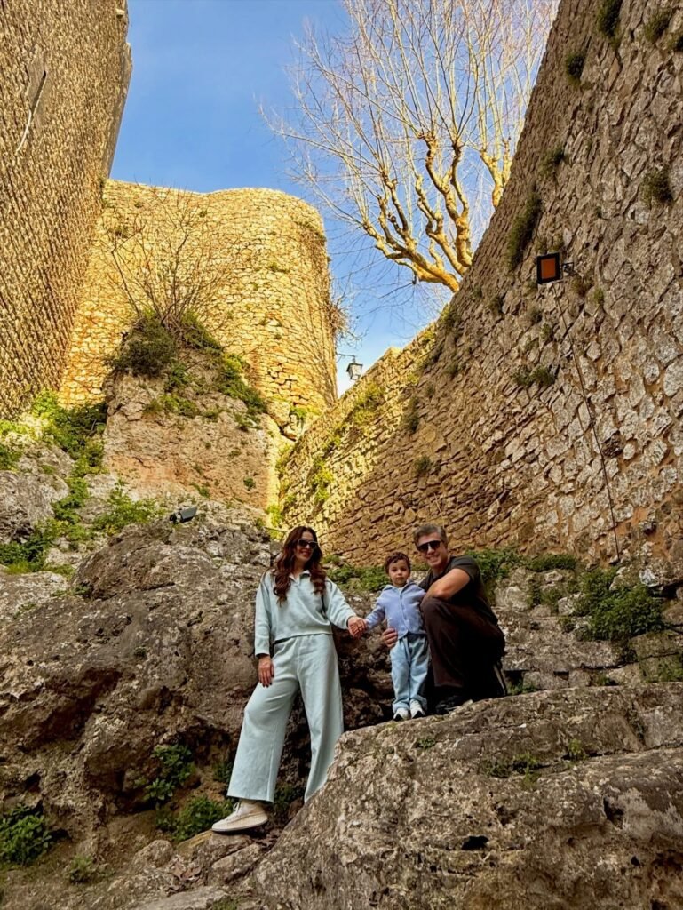 Claudia Raia mostra passeio em família em viagem a Portugal