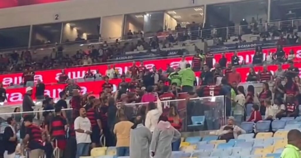 Torcida do Flamengo xinga Gerson e arremessa objetos no pai: “Mercenário”
