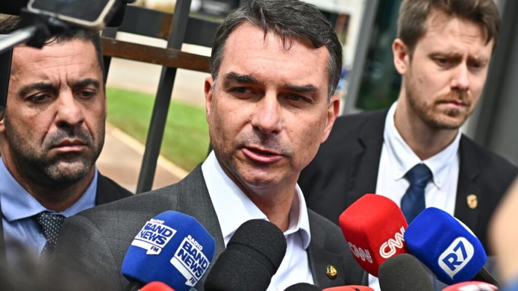 Flavio Bolsonaro deve realizar nova reforma da Previdência e retomar trabalhista