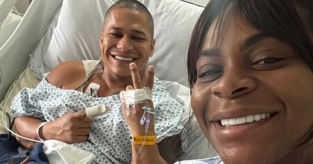 Jojo Todynho faz visita ao namorado no hospital após infarto
