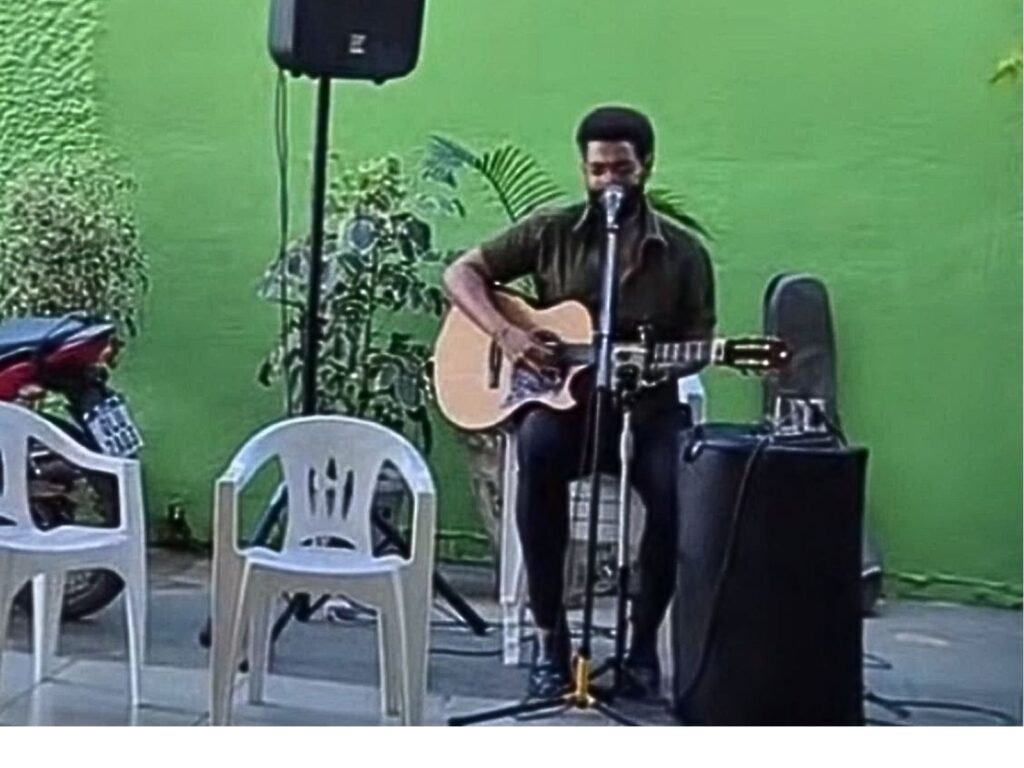 Cantor Emociona ao Animar Velório com Música no Acre