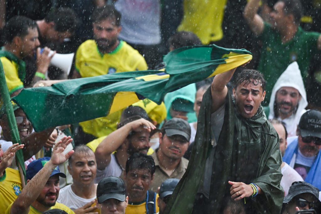 Ato na Paulista reúne direita contra Lula, STF e veto da dosimetria