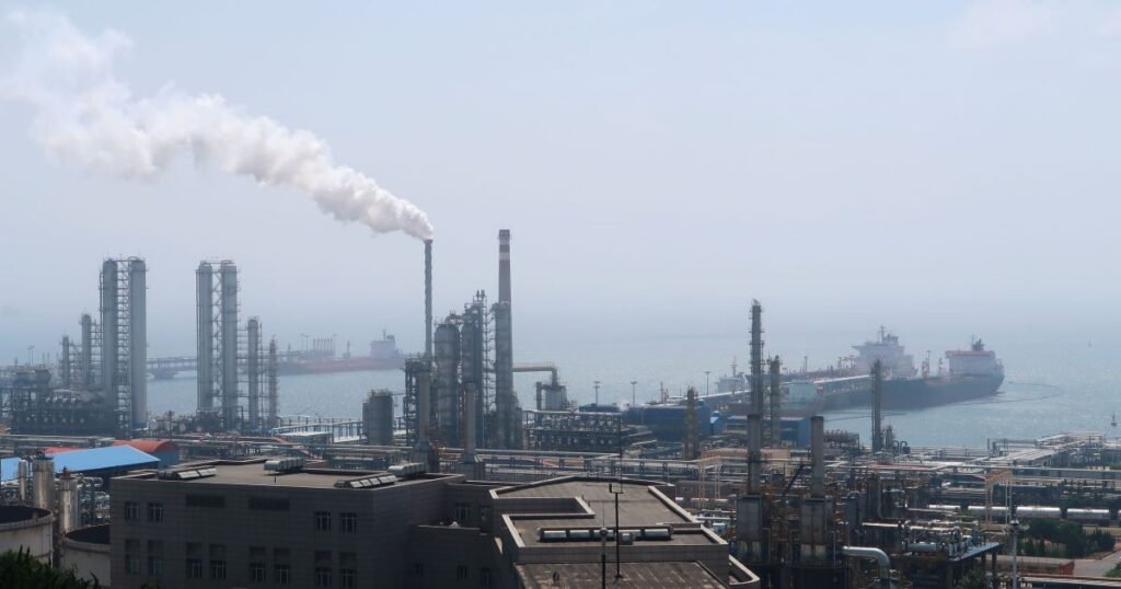 China pressiona refinarias para suspensão de exportações de combustíveis