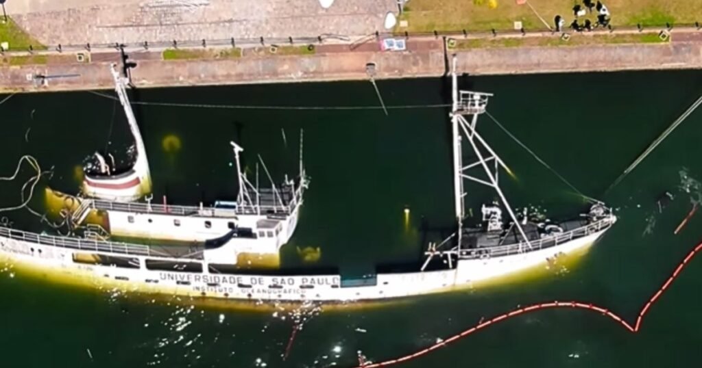 Embarcação histórica tomba e fica submersa no Porto de Santos (SP) Embarcação histórica tomba e fica submersa no Porto de Santos (SP)