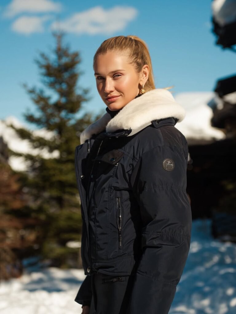 Celina Locks elege look monocromático para dia de neve em Courchevel, na França