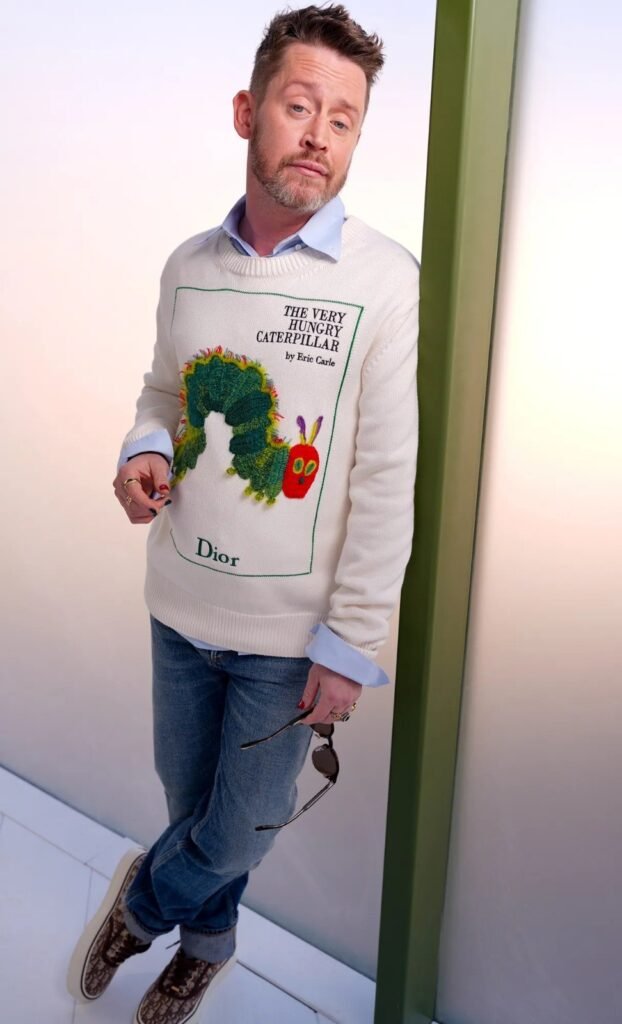 Macaulay Culkin brilha em Paris com look nostálgico na Semana de Moda