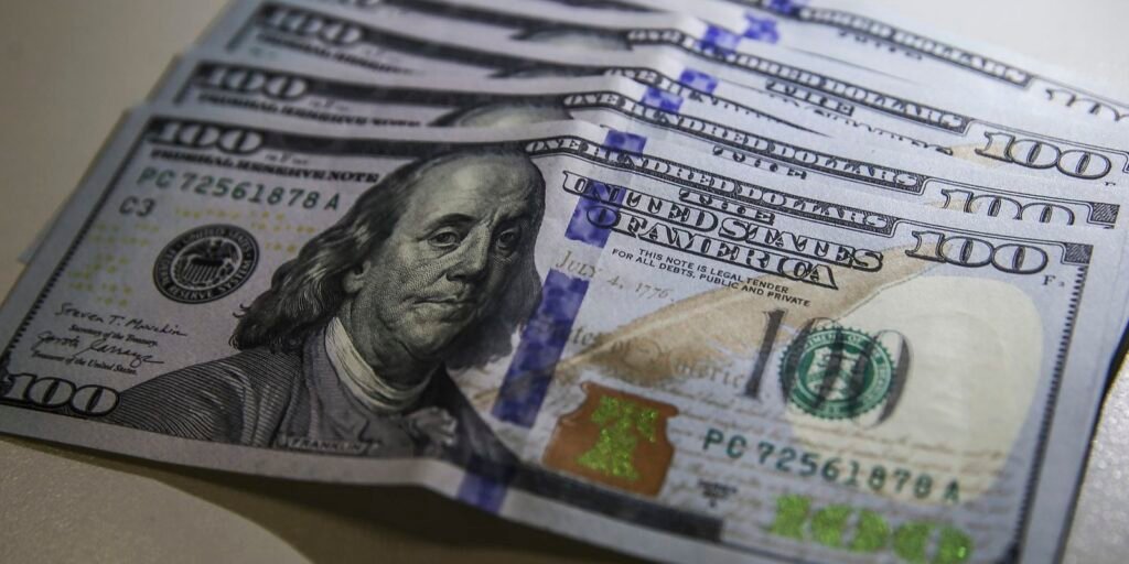 Dólar volta a R$ 5, e bolsa cai com tensão no Oriente Médio