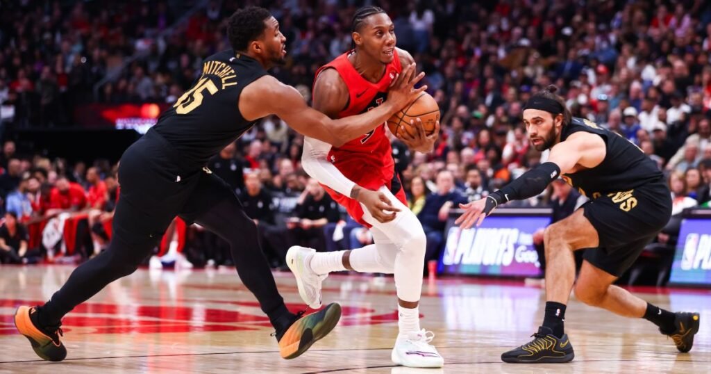 Raptors vencem Cavaliers em jogo apertado e empatam série dos playoffs