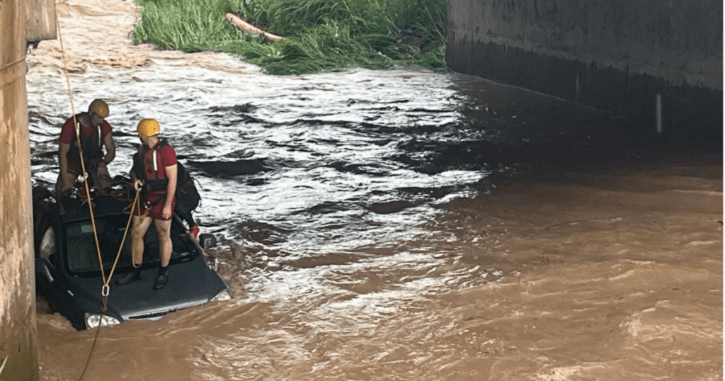 Mulher é encontrada morta após carro cair em córrego durante chuvas em SP Mulher é encontrada morta após carro cair em córrego durante chuvas em SP