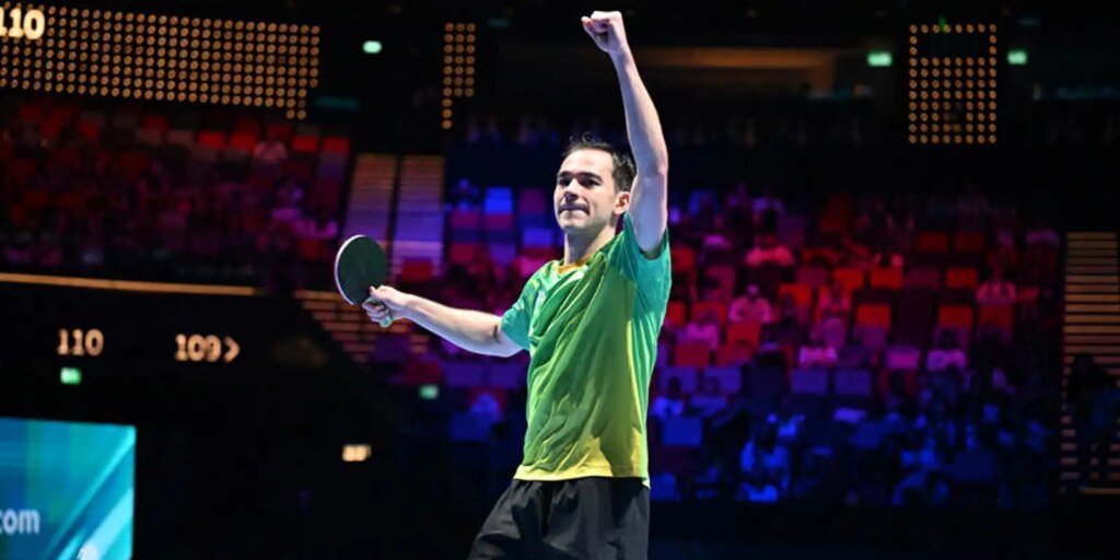 Calderano derrota francês e fica a 2 vitórias do bi na Copa do Mundo Calderano derrota francês e fica a 2 vitórias do bi na Copa do Mundo